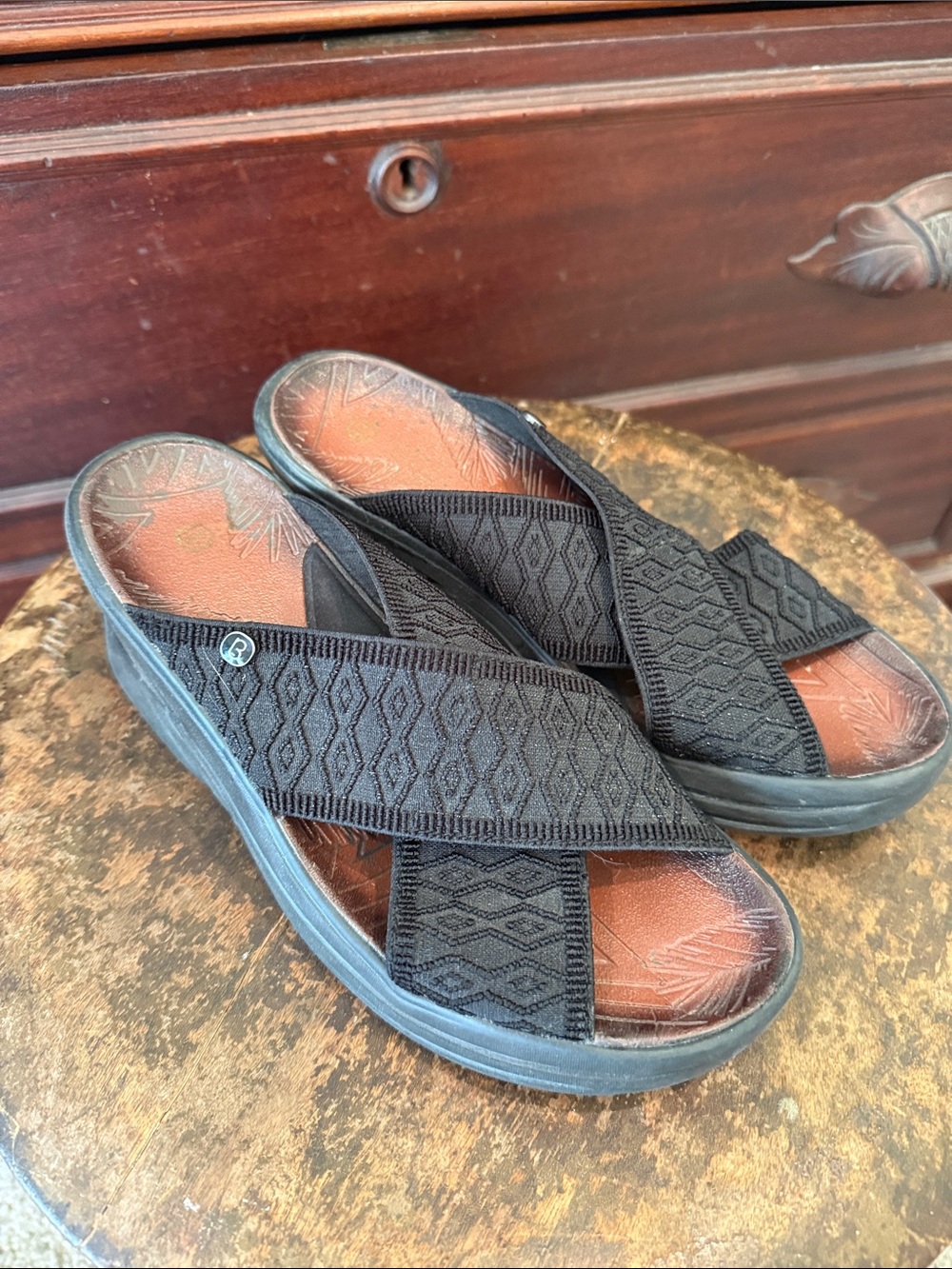 Zbee Womens Black Cross-Strap Slide Sandals